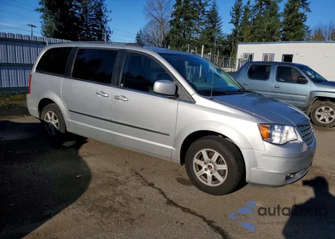 2010 Chrysler Town & Country Touring z USA, uszkodzony, nr VIN 2A4RR5D16AR343975